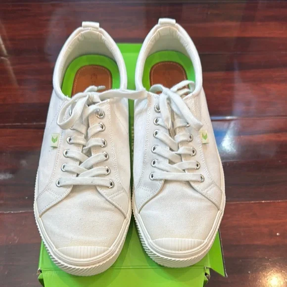 Cariuma Men's White Sneakers - Picture 2 of 4